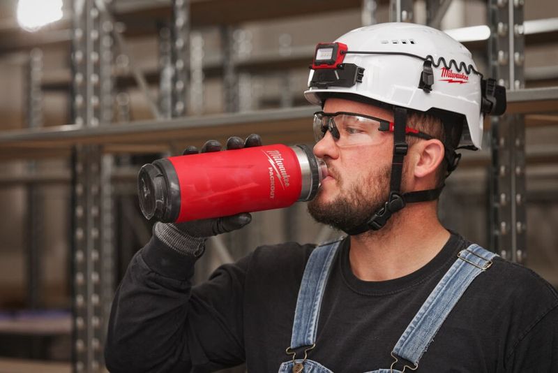 Milwaukee PACKOUT Termosflaska med Chug-lock 710ml Röd