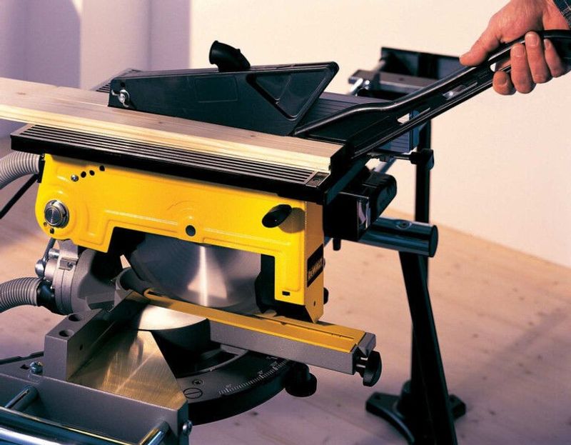 DeWalt DW711 Bords-geringssåg 260 mm 1300W