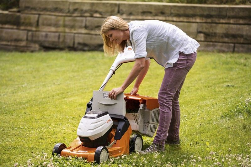 Stihl RMA 443 PV Batteridriven gräsklippare och AP 300 S (1+1)