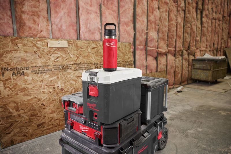 Milwaukee PACKOUT Termosflaska med Chug-lock 710ml Röd
