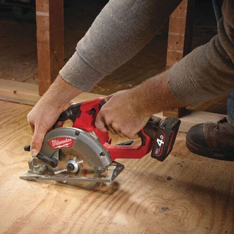 Milwaukee CCS44-402C Cirkelsåg 140mm 12V (2x4,0ah)
