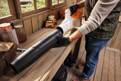 STIHL BGA 50 blåsaggregat inkl. AK 20-batteri och AL 101-laddare