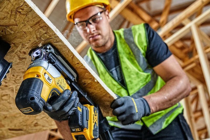 DeWalt Sticksåg DCS335N "Bodygrip" 18V XR  (utan batteri)