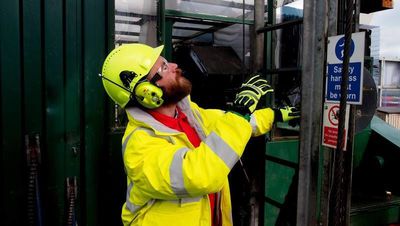 Peltor WS LiteCom III Hi-Viz Hörselkåpa Hjässbygel MT73H7A4D10EU