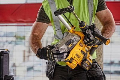 DeWalt D25304DH är ett dammutsugssystem som passar till SDS+ borrhammare
