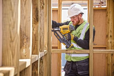 DeWalt DCN930P2 Spikpistol 50–90mm XR 18V (2x5,0ah)