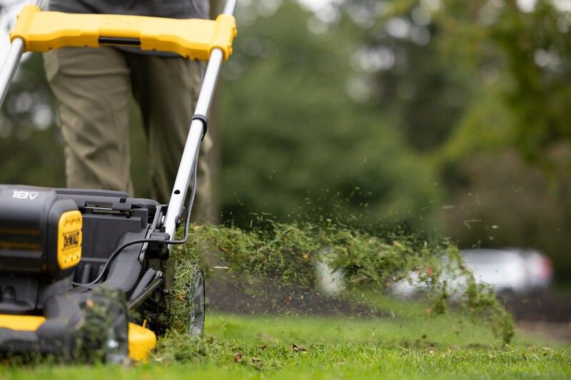 DeWalt DCMWSP156W2 Gräsklippare 2x18V XR Självdrivande (2x8,0ah)