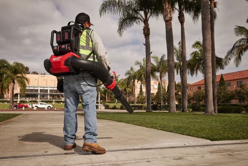 Milwaukee M18 F2BPB-0 FUEL Ryggblås för dubbla 18v batterier (utan batterier)