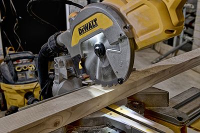 DeWalt DWS777+DE7033 Kap-/Gersågspaket 216mm