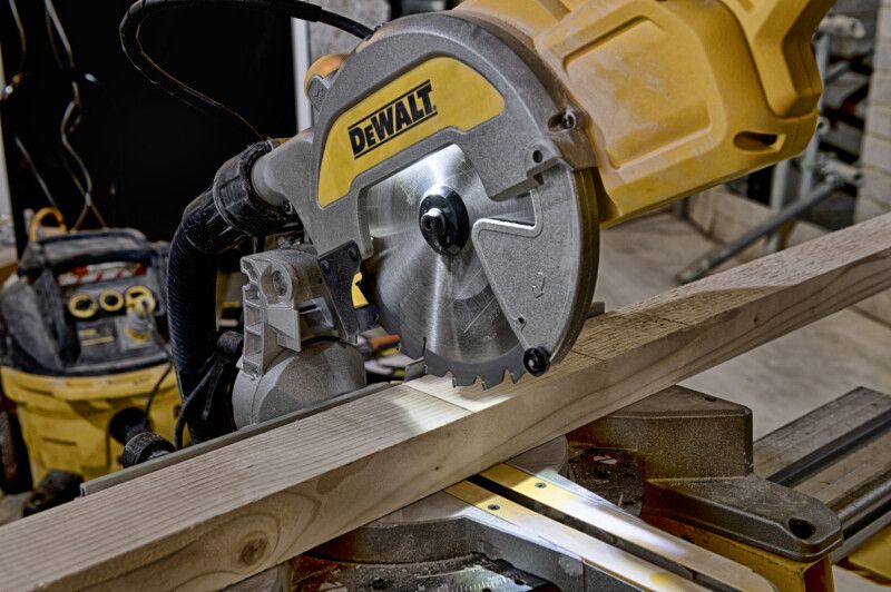 DeWalt DWS777+DE7033 Kap-/Gersågspaket 216mm