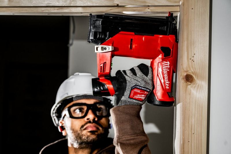 Milwaukee M12 FCN18GS-202X Dyckertpistol 12V HD-BOX (2x2,0ah)
