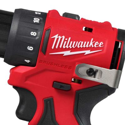 Milwaukee M12 BLDDRC-202C Borrskruvdragare 12V (2x2,0Ah)