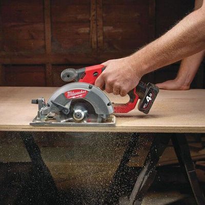 Milwaukee CCS44-402C Cirkelsåg 140mm 12V (2x4,0ah)