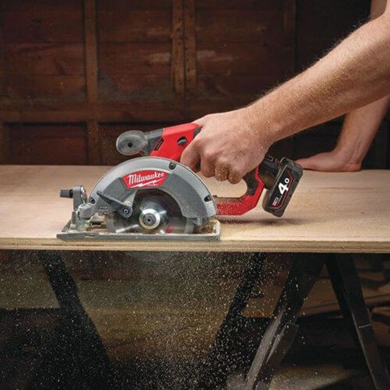 Milwaukee CCS44-402C Cirkelsåg 140mm 12V (2x4,0ah)