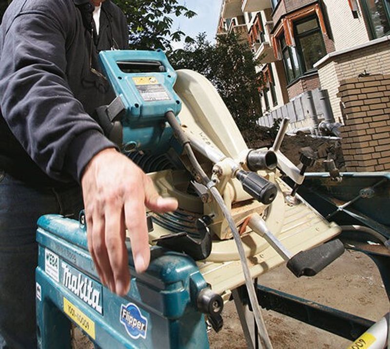 Makita LF1000 Kap-/Klyvsåg (260mm)