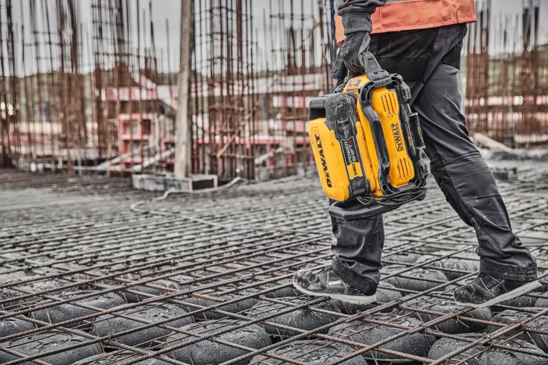 DeWalt POWERSHIFT batteri bärs över armering på betongbygge