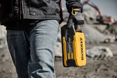 DeWalt POWERSHIFT batteri DCBPS0554 bärs i handtaget utomhus