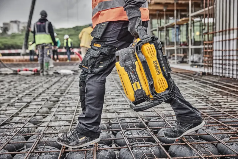 DeWalt DCBPS0554 batteri bärs på byggarbetsplats