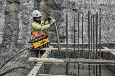 DeWalt POWERSHIFT Powerpack betongvibrator vid gjutning på byggarbetsplats