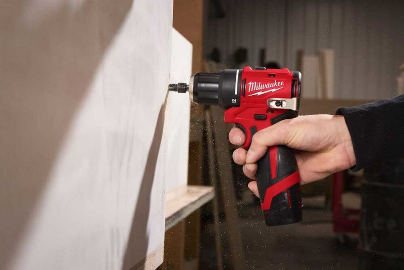 Milwaukee M12 BLDDRC-202C Borrskruvdragare 12V (2x2,0Ah)
