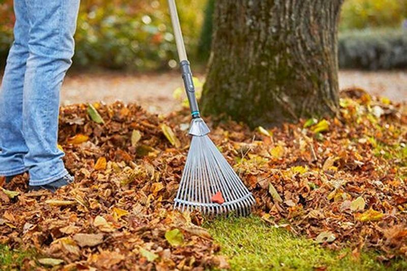 Gardena 17107-20 NatureLine Ställbar Bladfjäderräfsa metall