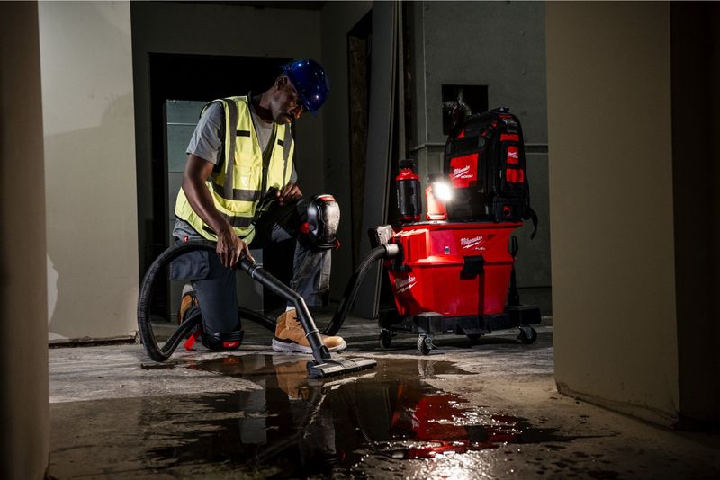 Milwaukee M18 FVC23L Våt-/Torrdammsugare 18V L-klass (utan batterier)