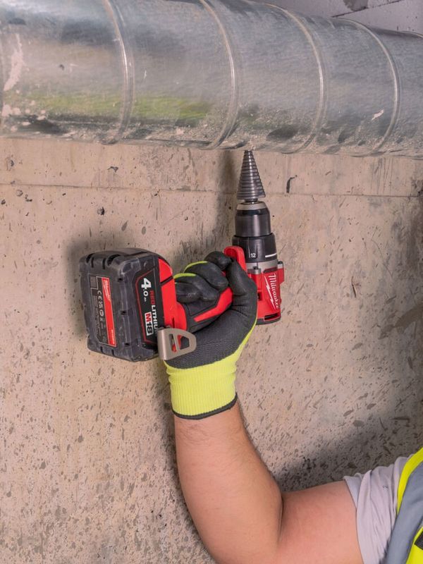 Milwaukee M18 BLDDRC-202C Slagborrmaskin 18V (x2,0ah)