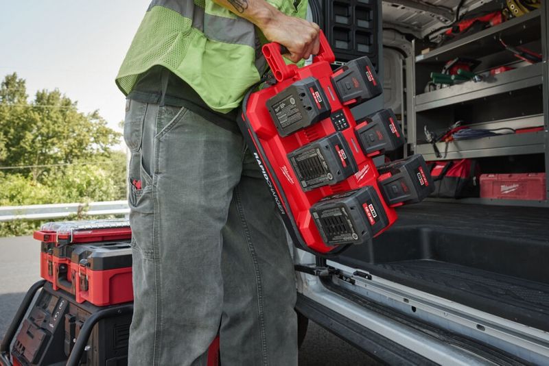 Milwaukee M18 PC6 PACKOUT 6-portsladdare