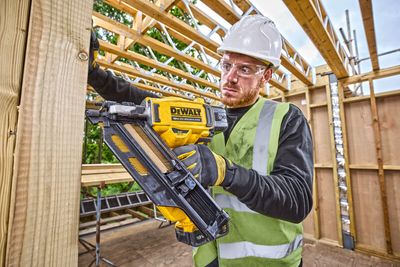 DeWalt DCN930P2 Spikpistol 50–90mm XR 18V (2x5,0ah)