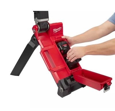 MILWAUKEE M18 ONE-KEY LED-LAMPA PÅ STATIV (UTAN BATTERI)