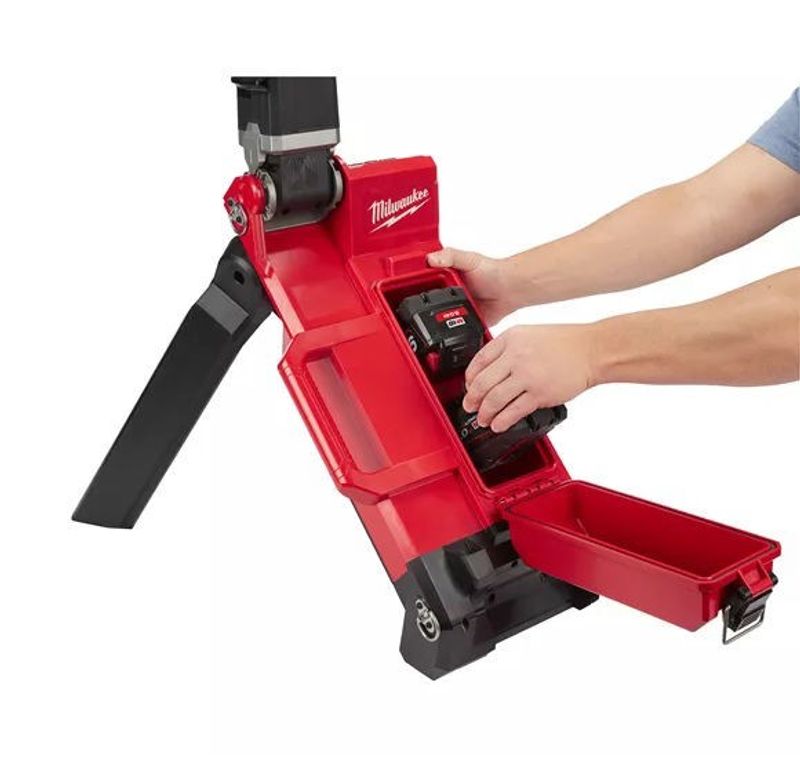 MILWAUKEE M18 ONE-KEY LED-LAMPA PÅ STATIV (UTAN BATTERI)