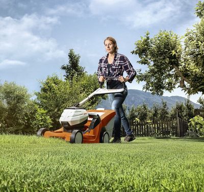 Stihl RMA 443 PV Batteridriven gräsklippare och AP 300 S (1+1)