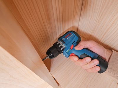 Bosch GSR 12V-31 Skruvdragare 12V 2x2,0Ah med bitsats