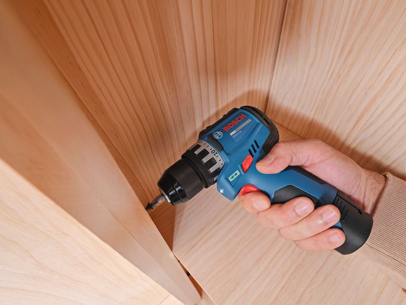Bosch GSR 12V-31 Skruvdragare 12V 2x2,0Ah med bitsats
