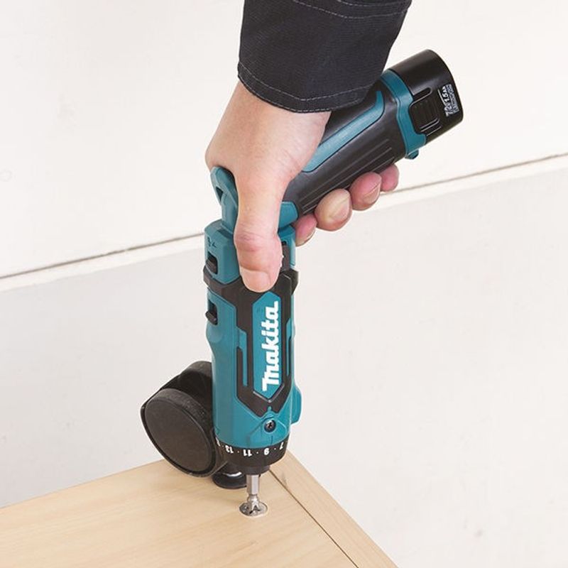 Makita DF012DSJ Skruvdragare 7,2V (2x1,5ah)