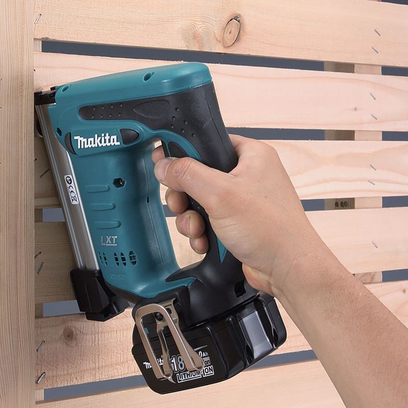 Makita DST221Z Häftpistol 18V 10mm 10-22mm (Naken)