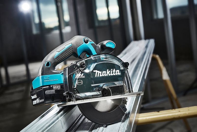 Makita DCS553Z Batteridriven Metallcirkelsåg 18V 150mm (Utan batterier)