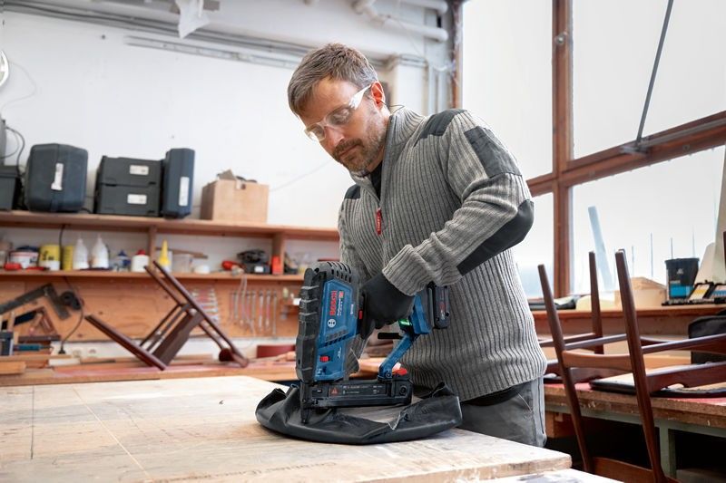 Bosch GTH 18V-38 M Klammerpistol 18V  L-BOXX (utan batterier)