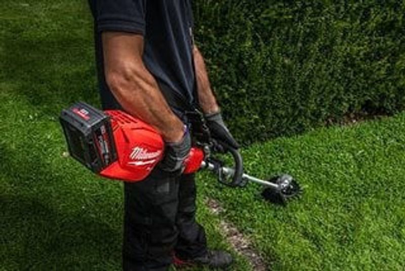Milwaukee M18 FOPHLTKIT2 fuel multitrimmer inklusive grästrimmer (utan batteri)