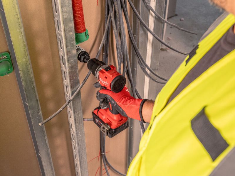 Milwaukee M18 BLDDRC-502C Borrskruvdragare 18V (2x5,0Ah)
