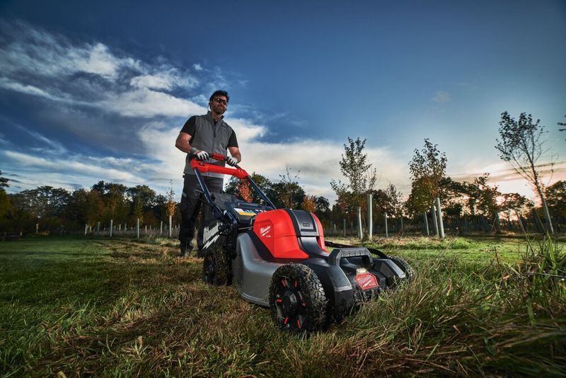 Milwaukee F2LM46 M18 FUEL™ Gräsklippare 46cm 18V (utan batterier)