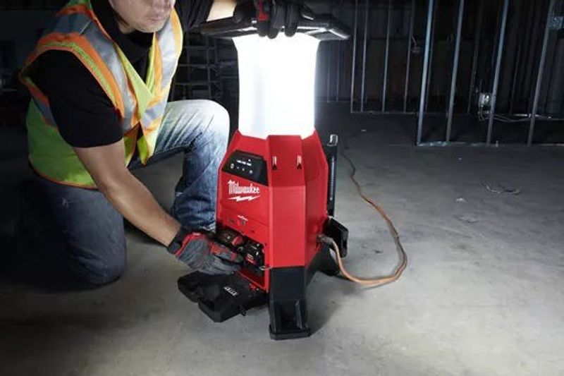 MILWAUKEE M18 ONESLDP-0 ARBETSLAMPA (UTAN BATTERI)