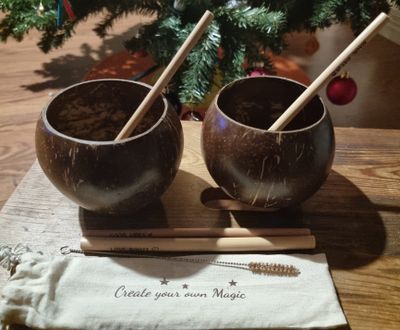 Set med koppar av kokosnöt och sugrör av bambu