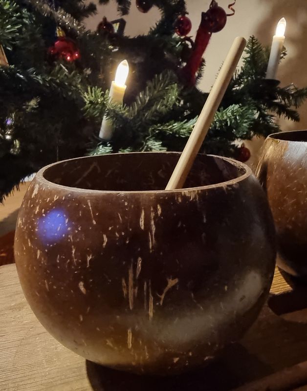 Set med koppar av kokosnöt och sugrör av bambu