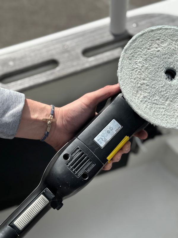 CleanSea-armband på handleden när en polermaskin hålls i handen