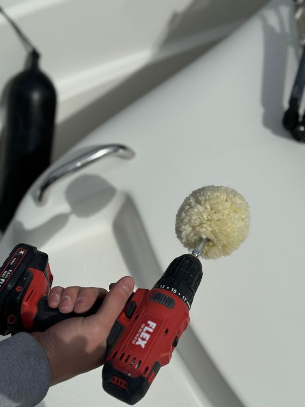 Polering av vit gelcoat med Wool Ball på skruvdragare
