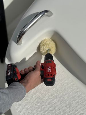Wool Ball polerar ytan intill ett beslag på båten