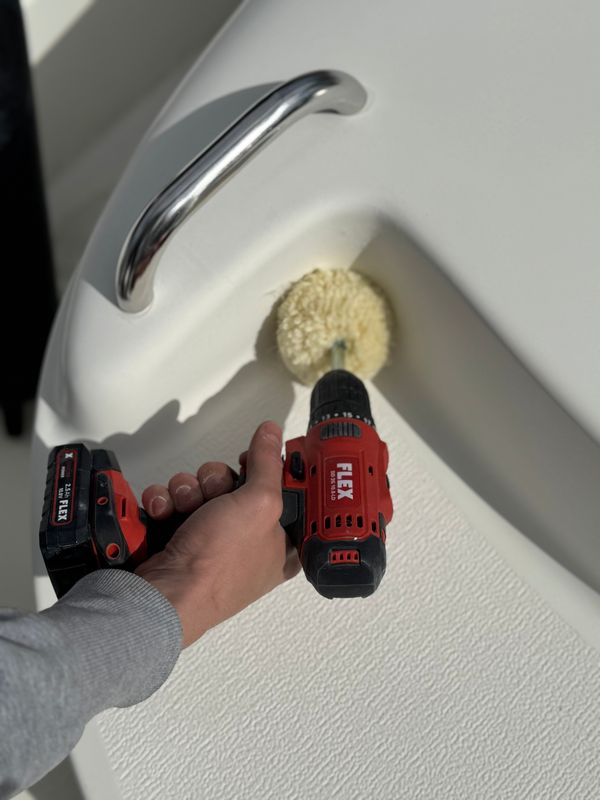 Wool Ball polerar ytan intill ett beslag på båten