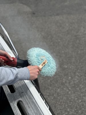 Pad Brush används på roterande ulltrissa under polering