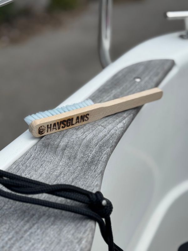 Pad Brush ligger på en båt